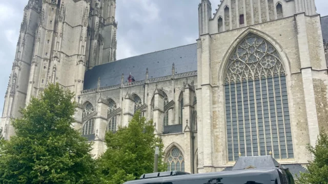 2-vip-bus-bij-kerk-scaled