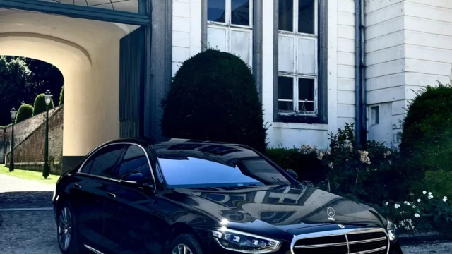 3-wagen-voor-gebouw-1536×2048